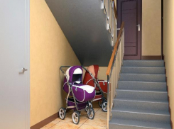 Мужчина совершил кражу из детской коляски в подъезде дома в Ростовской области