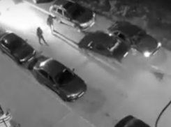 Трусливое бегство угонщиков с шальным тараном пяти автомобилей во дворе Ростова попало на видео