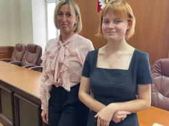Девочка из детдома, после суда над отцом, мечтает стать адвокатом