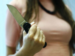 Женщина порезала ножом молодого друга во время «конфликтного» перекура в подъезде Ростова