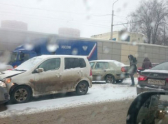 В Ростове на ул. Стадионная столкнулись несколько машин, образовалась пробка