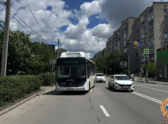 Женщина попала под автобус с пассажирами на пешеходном переходе в центре Ростова