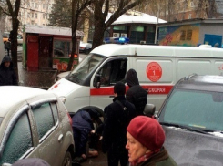 Окровавленный буйный мужчина из полицейского авто испугал ростовчан