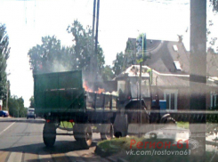 «Призрачный гонщик» на тракторе с горящим прицепом удивил автомобилистов в Ростове