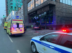 В центре Ростова Audi врезалась в автобус и в ресторан