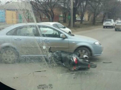 Мотоциклист разбился об иномарку, внезапно вывернувшую на дорогу, в Ростове