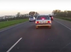 Опасные игры с обгоном по встречке устроили автомобилисты на трассе под Ростовом