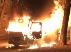 В Ростове на Ленина сгорела припаркованная маршрутка