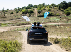 Палящее солнце, клубы дыма и рев моторов: в Ростове прошел внедорожный тест-драйв новых автомобилей