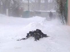 Мужчина потерял сознание и насмерть замерз на заснеженной улице в Ростовской области