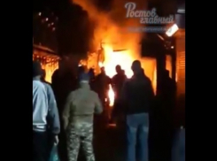 В Батайске пожар уничтожил торговый павильон