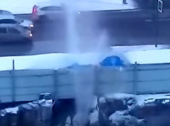 Жуткий ледяной фонтан на Ленина в Ростове попал на видео