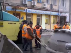 Дорожники в центре Ростова вручную эвакуировали автомобили