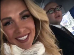 Экскурсией по солнечному Ростову удивила британцев стройная красотка Виктория Лопырева