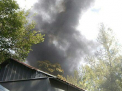 Огромное «душащее» Ростов пламя добралось сразу до двух крупных объектов за час 