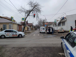 Во время ДТП в Ростове автомобиль врезался в здание автомойки
