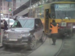 Брошенный Range Rover с красивыми номерами парализовал движение трамваев в центре Ростова и попал на видео