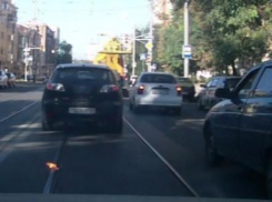 Языки пламени на дороге, исходящие из-под рельс на Горького, обеспокоили ростовчан