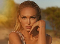 Виктория Лопырева показала стройную фигуру в откровенном купальнике