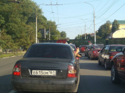 Проветривавший «вонючие» ноги в окне иномарки пассажир озадачил жителей Ростовской области 