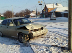 Дрифтующий водитель разбил автомобиль о столб в Ростовской области