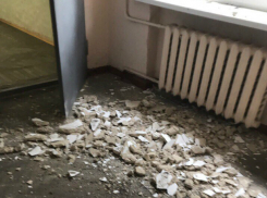 Школьный потолок с треском обрушился на головы учащимся в центре Ростова