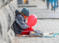 В Ростовской области безжалостная мать превратила своих детей в рабов, заставляя их попрошайничать