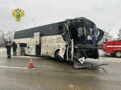 Четыре человека пострадали в ДТП автобуса и бензовоза на трассе М-4 «Дон» в Ростовской области