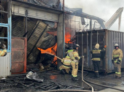 Под Ростовом загорелся склад пластиковых изделий