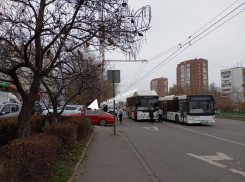 В Ростове на проспекте Космонавтов Mercedes «подрезал» автобус