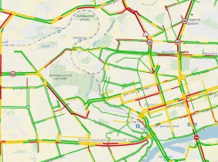  Восьмибалльные пробки образовались в Ростове в первый снежный рабочий день