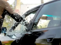 Варварским способом житель Ростова оставил женщину без денег и документов