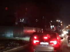 Отчаянная попытка наглых автолюбителей объехать огромную пробку по встречке в Ростове попала на видео