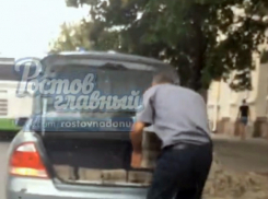 Таскающий плитку с Большой Садовой мужчина вызвал горячие споры у жителей Ростова и попал на видео