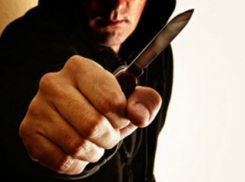 Нож в шею полицейскому вонзил разбушевавшийся дебошир во дворе многоэтажки под Ростовом