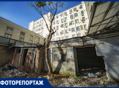 Заброшки, бездомные и мусор: виды, которые открываются из здания, где сидит губернатор Ростовской области