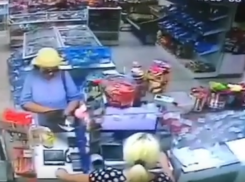 Как обмануть продавца на 1000 рублей показала на видео болтливая покупательница на Темернике