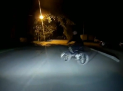 «Бессмертный» велосипедист чудом не погиб под колесами автомобиля и попал на видео в Ростовской области