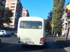 Обнаглевший маршрутчик пролетел на красный свет в погоне за прибылью в Ростове