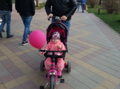 Ночное преступление с красивым детским велосипедом-коляской совершил подъездный бандит в Ростове