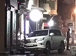 В Ростове водитель покалечил свой Lexus ради спасения жизни пьяной дамы