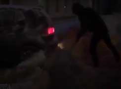 Процесс откапывания иномарки, увязшей по колеса в снегу, жители Ростова сняли на видео