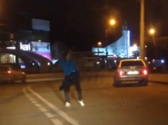 Зажигательные танцы веселой «поющей» брюнетки посреди проезжей части Ростова попали на видео