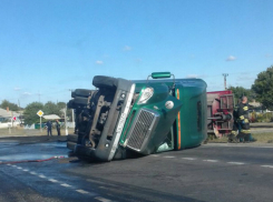 В Ростовской области лихачество водителя грузовика привело к аварии