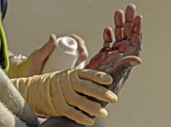 Мужчина покалечился во время работ на заводе в Ростовской области