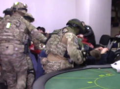 Полицейские опубликовали видео задержания организатора подпольного казино в Ростовской области