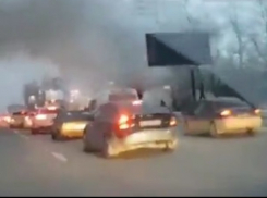 В Ростове-на-Дону горит постройка на улице Евдокимова