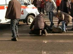 Переходивших дорогу по зебре юношу и пенсионерку сбили на трассе в Ростовской области