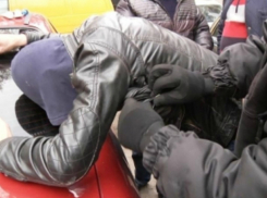 С пакетом марихуаны под ногами разъезжал молодой пассажир ВАЗа в Ростовской области