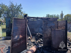 Курившие за гаражом подростки устроили пожар в донской станице